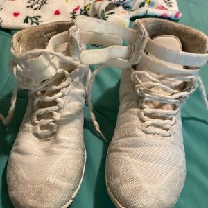 Nfinity Titan Cheer Shoes size 7.5. Great Condition. Case included